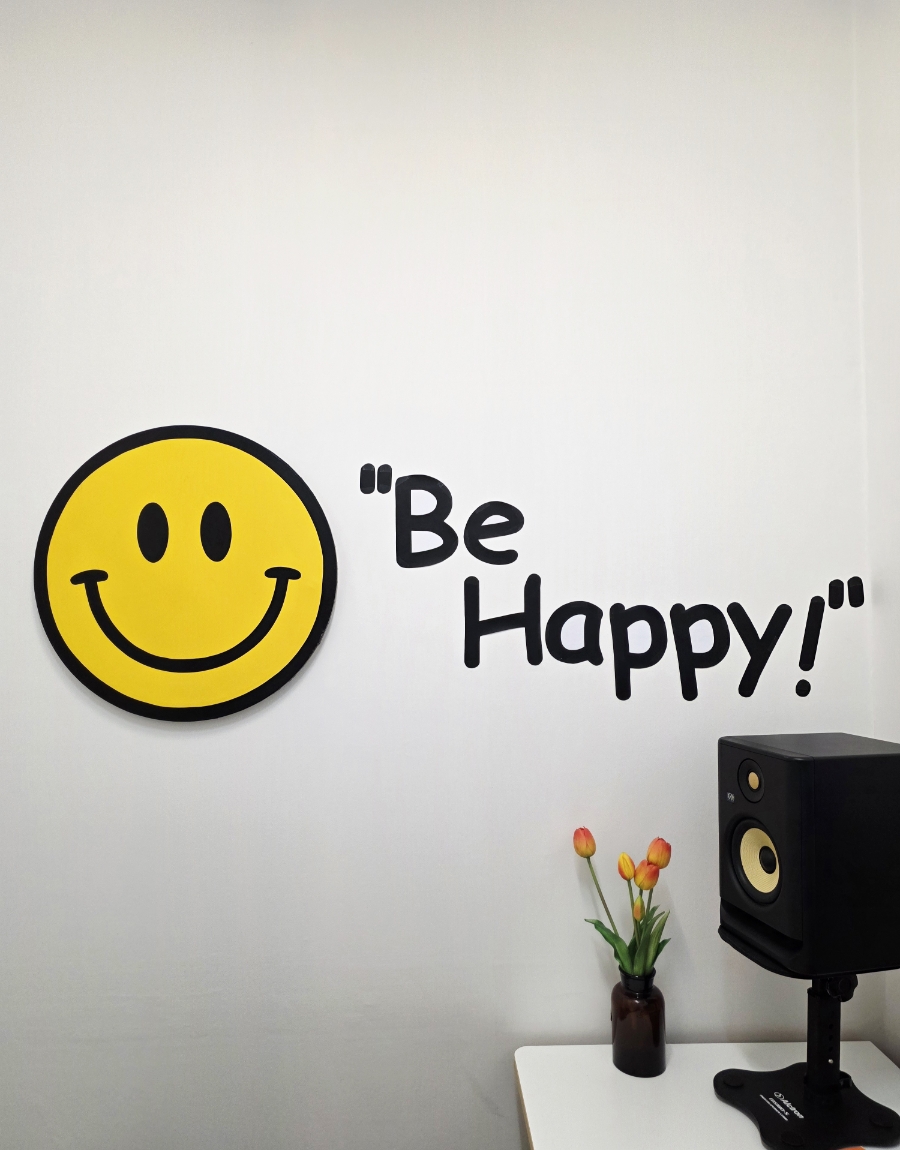 Be Happy 문구가 적힌 벽면