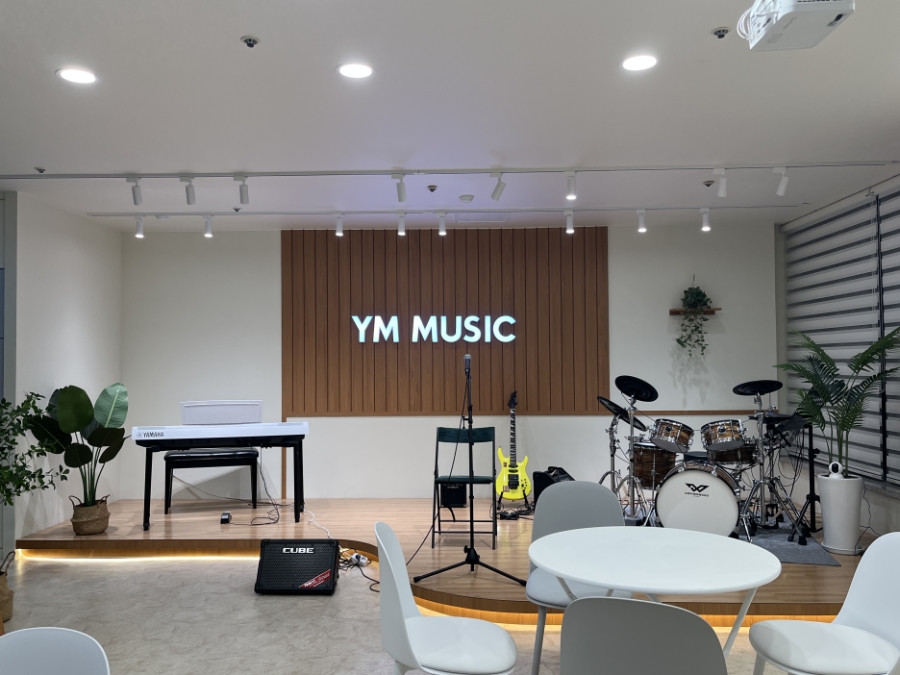 YM MUSIC 라운지 — 무대와 라운지가 함께 있는 공간