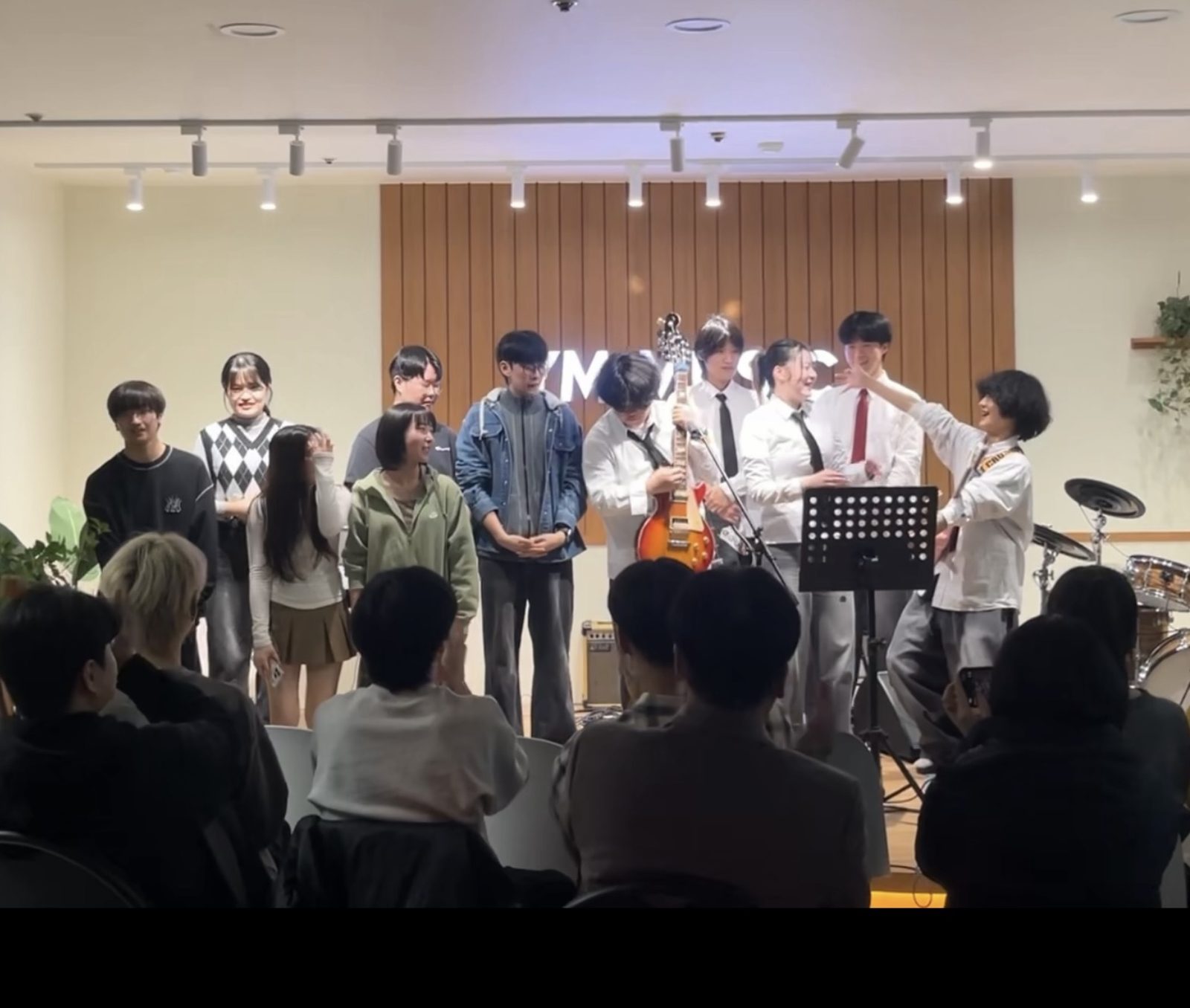 무대를 마치고 함께 기뻐하는 YM MUSIC 학생들