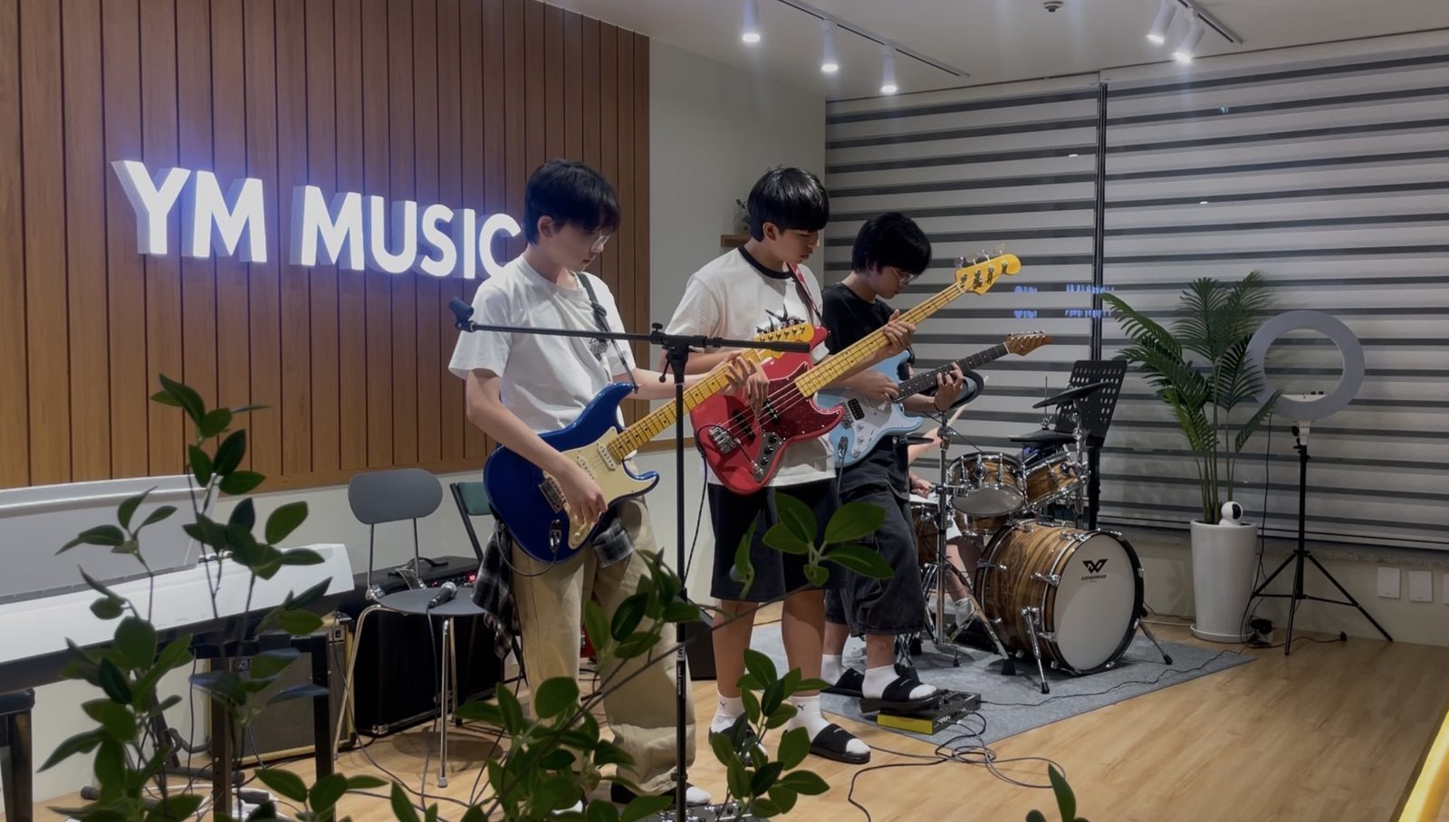 YM MUSIC 무대에서 합주하는 밴드