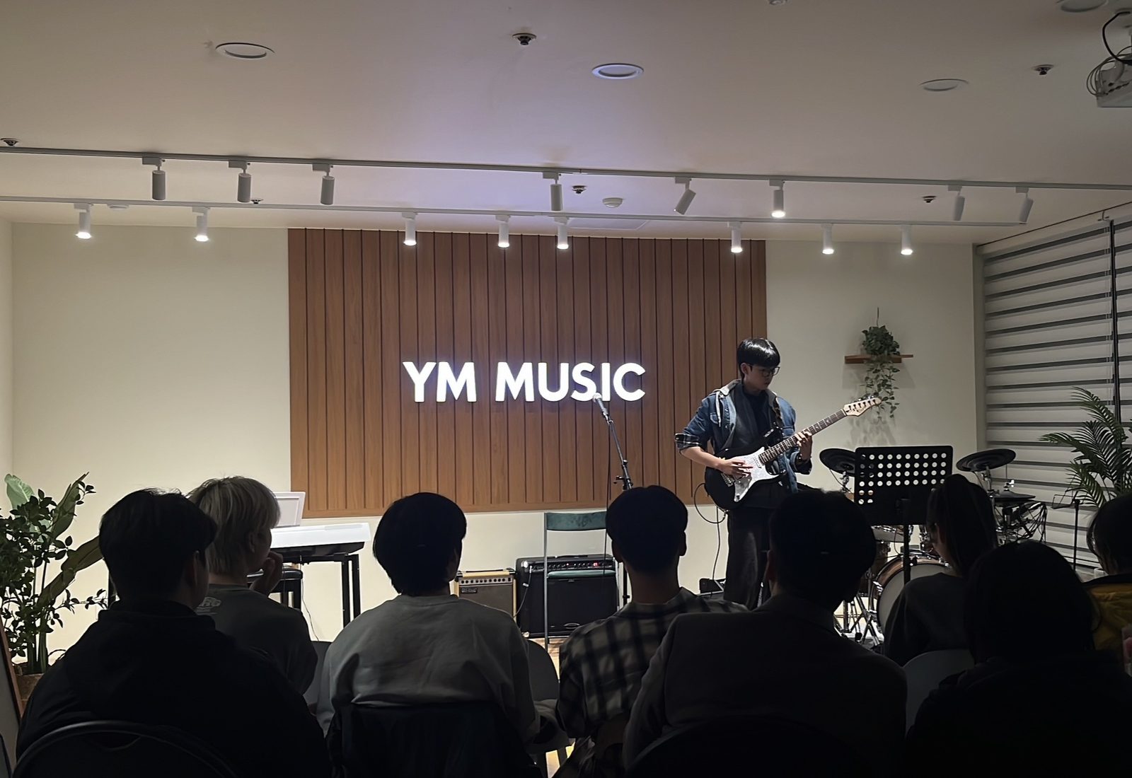 관객 앞에서 연주하는 일렉기타 솔로
