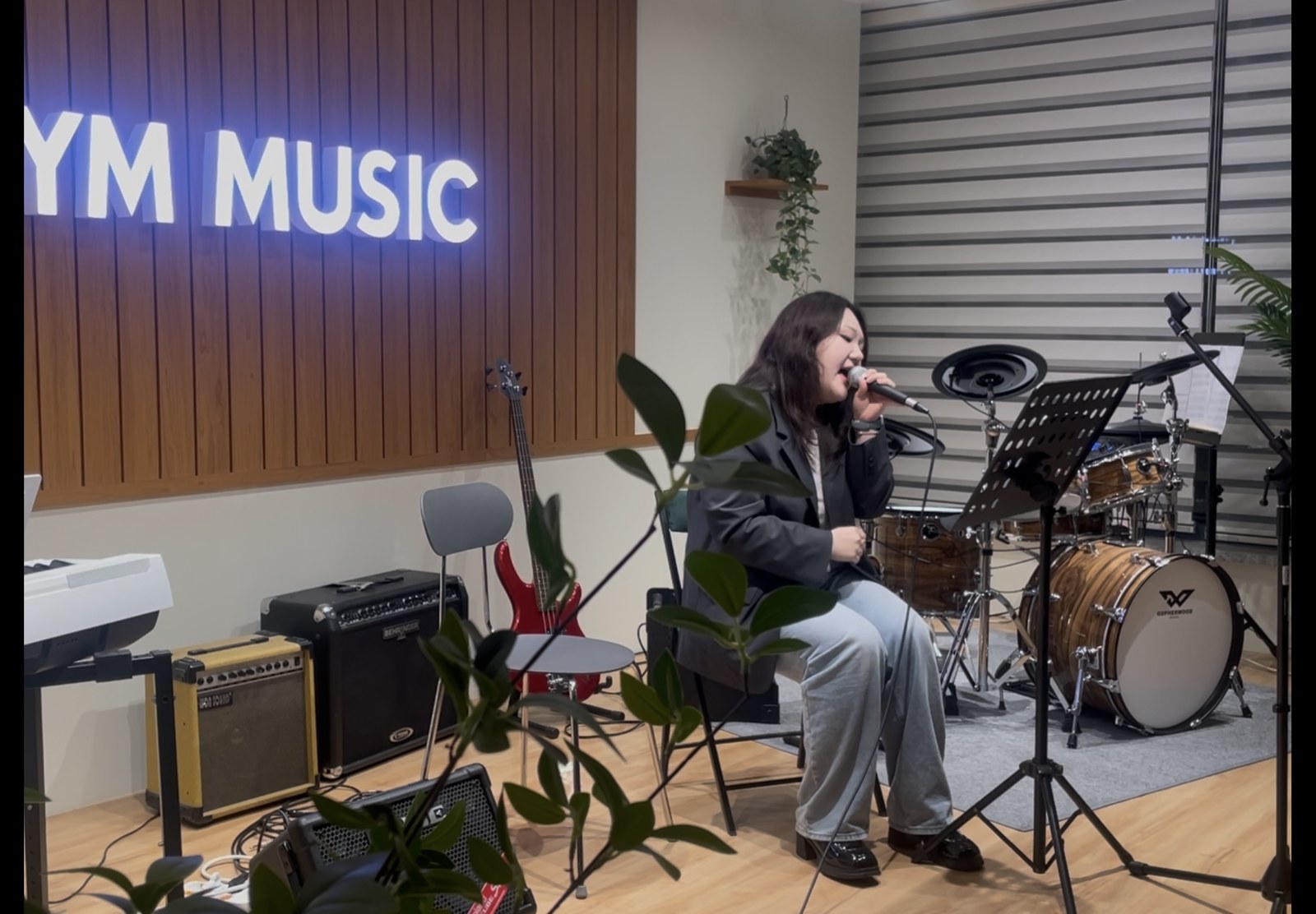 YM MUSIC 무대에서 노래하는 보컬 학생